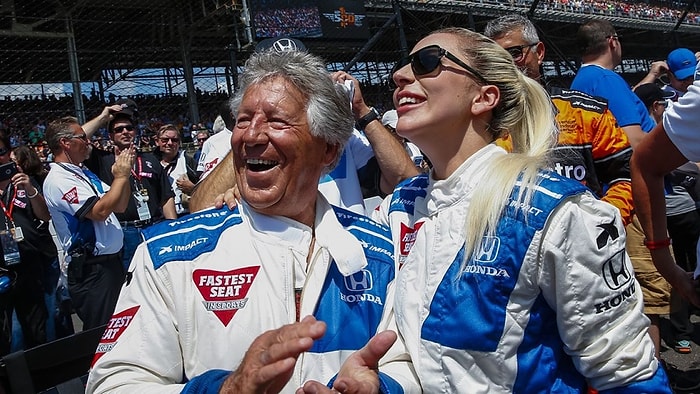 Lady Gaga, Efsane Yarışçı Mario Andretti ile Indy 500'de Direksiyon Başına Geçti