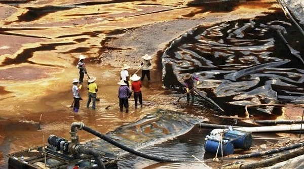 15. Люди пытаются очистить воду от нефти, провинция Ляонин