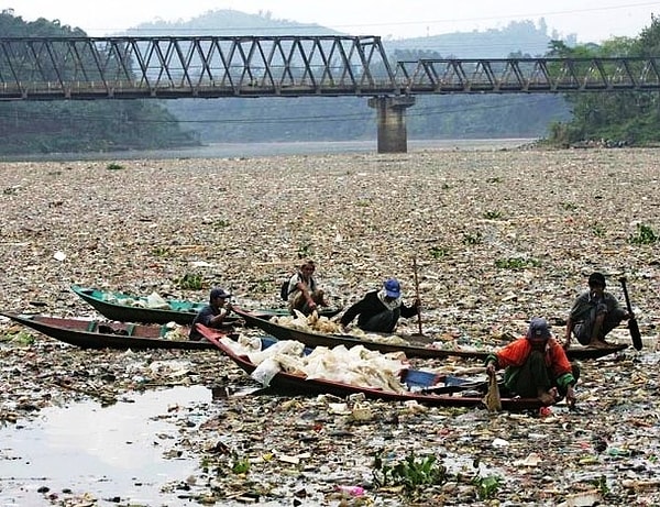 20. Мужчины ищут пластик в водоеме, чтобы сдать его на переработку
