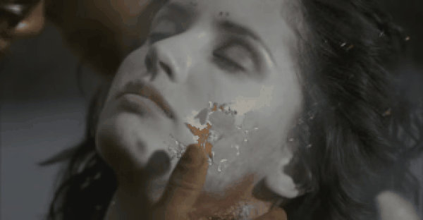 17. Blade II'de vampir olan Nyssa'nın, ölürken Güneş'i görmek istemesi ve ardından küle dönüşmesi.