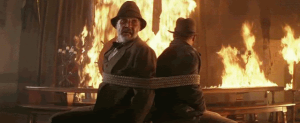 11. Indiana Jones: Son Macera (1989) filminde Indy'nin babasıyla birlikte ateşler arasında bağlı kalmaları.