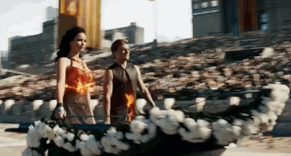 12. Açlık Oyunları'nda Katniss ve Peeta'nın alevli elbiseleri.