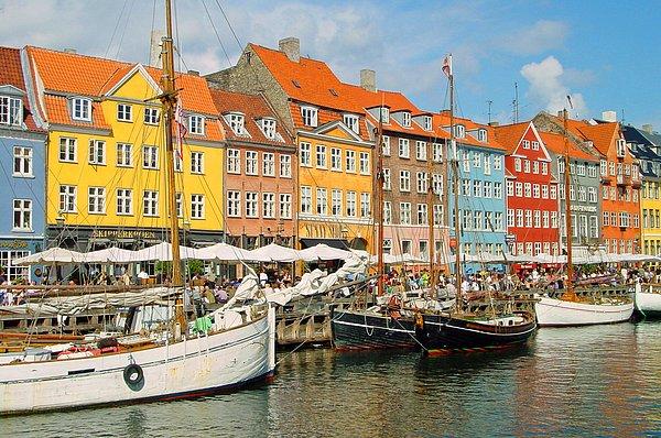 10. Bir pedal çevirişle tüm şehri gezebileyim diyenler; Kuzey Avrupa’nın güler yüzlü insanları sizi çağırıyor: Kopenhag