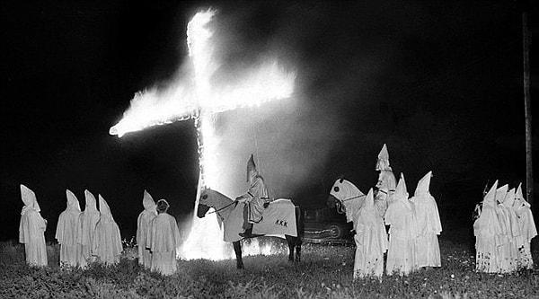 9. Şiddet uygulayan Ku Klux Klan üyeleri genellikle yoksul beyazlar olmakla birlikte, üyeler arasında avukatlar, doktorlar, tacirler hatta bakanların bile olduğu her sınıftan insan yer alıyordu.