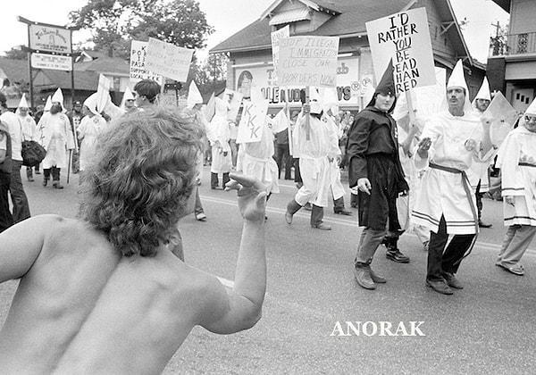 15. KKK 1960'ların başlarında yeniden canlandı. Özellikle Güney genelinde, Klan etkinliğinde artış oldu.