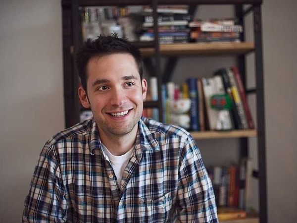 8. Соучредитель Reddit Алексис Оханян использует в качестве будильника своего кота.