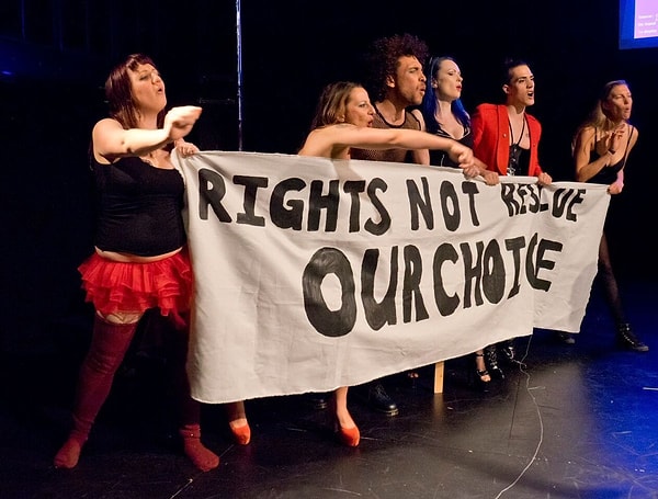 3. Актерский состав был собран из работниц секс-индустрии и весьма небольшого количества профессиональных актеров.