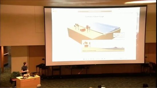 Студент заснул в лекционном зале прямо за проекционным экраном