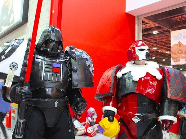 Bazı cosplay'ciler de kendi dokunuşlarını kattılar. Solda gördüğünüz bir Warhammer'e dönüştürülmüş Darth Vader, sağdaki ise Harley Quinn'in Space Marine versiyonu. İki kostüm de yaklaşık 3 metre boyunda.