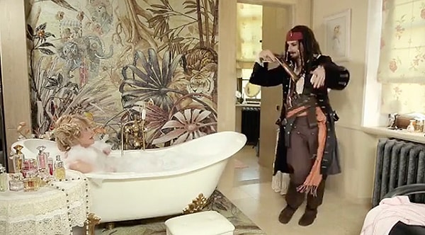 3. Для этого примадонна даже снялась обнаженной в ванне собственного замка.