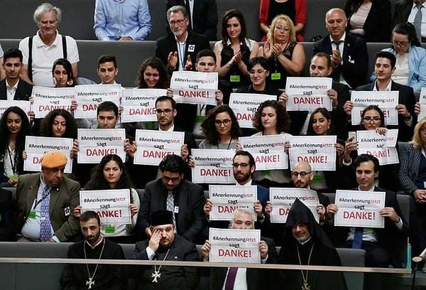Oylamayı takip eden Ermeni topluluğunun temsilcileri, tasarının kabulünün ardından 'Teşekkürler' yazan pankartlar kaldırdı