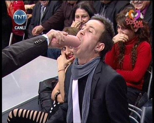 14. Mehmet Ali Erbil'in program sırasında koca salam parçasını seyircinin ağzına tıkıştırması faciası. Devamında salamla kafalarına vuruyor.
