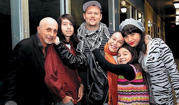 5. Наргиз сообщает, что исполняла все прихоти мужа, будь то студия, машина, ремонт в доме, не говоря уже о том, что оплачивала обучение детей, которых у певицы трое – дочери Сабина и Лейла и сын Ауэль