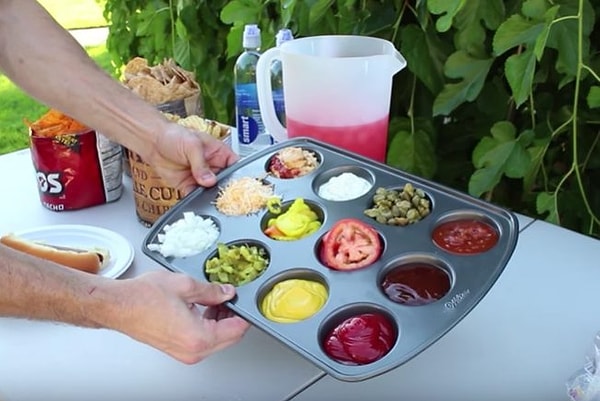 12. А еду сложите в формочки для кексов и накройте все пищевой пленкой