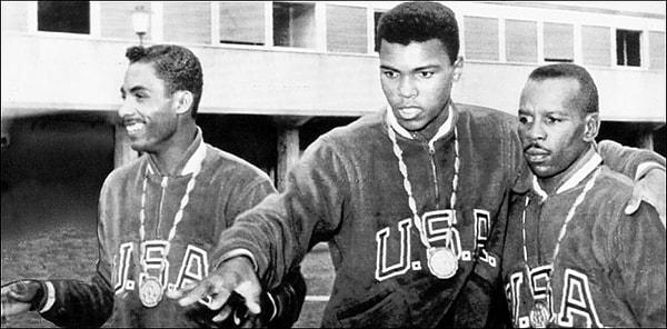 Madalyasını nehre atan Ali'ye 36 yıl sonra, 1996 Atlanta Olimpiyatları'nda iade-i itibar