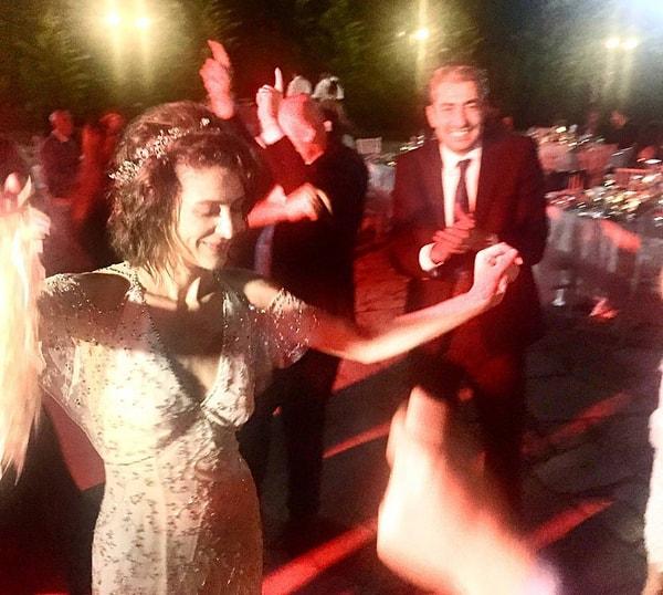 En dikkat çekici isim ise Erkan Petekkaya oldu, dizide karı kocayı canlandıran Ebru Özkan ve Erkan Petekkaya dans fotoğrafı kısa sürede sosyal medyada Dilara evleniyor Cihan dans ediyor yorumları ile paylaşıldı.