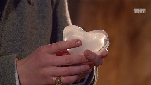 На последнем свидании с Алексеем Яна подарила ему необычный подарок - ледяное сердце, сказав, что это сердце Алексей, которое нужно растопить.