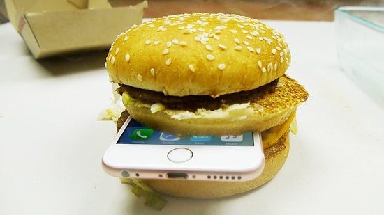 iPhone 6S'i Bu Defa Hamburgerin İçine Koyup Piranha Asidine Attılar