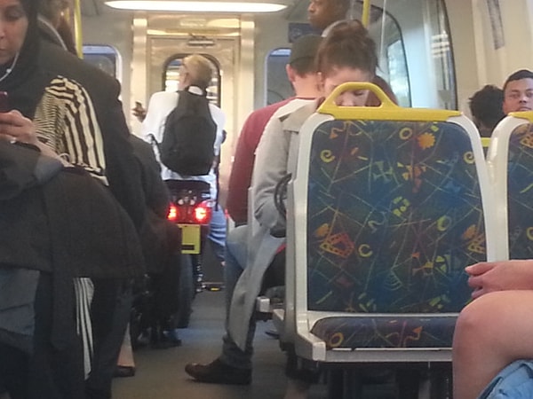 2. Мотоциклист мотоциклу: "И с тобой не могу, и без тебя не могу".