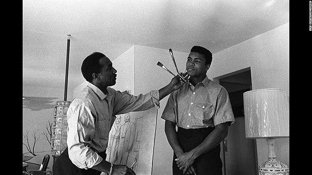 Muhammed Ali, portresini yapan babasına poz veriyor. Yıl 1963
