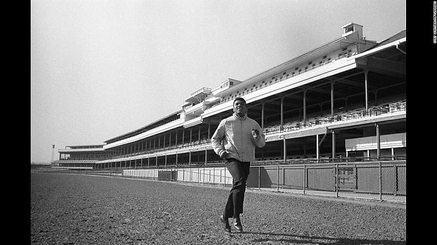 Ali, Loisville'deki Churchill Downs stadında
