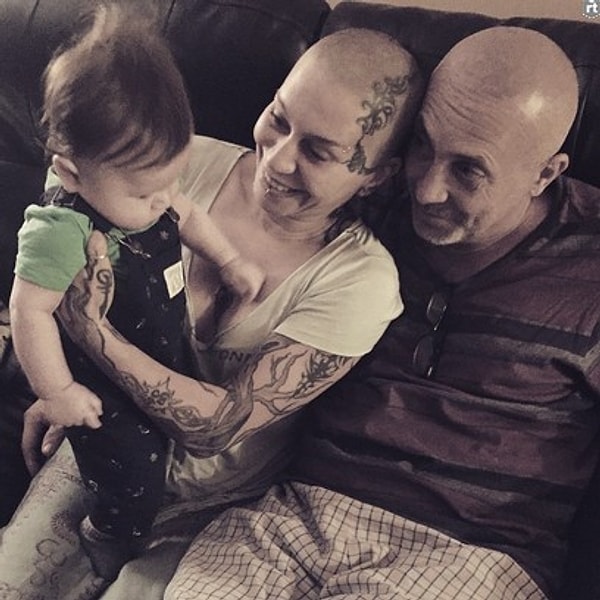 17. Девочке сейчас 16 лет и, несмотря на то, что она поддерживает позицию матери в ситуации с разводом, Лейла решила остаться с отцом