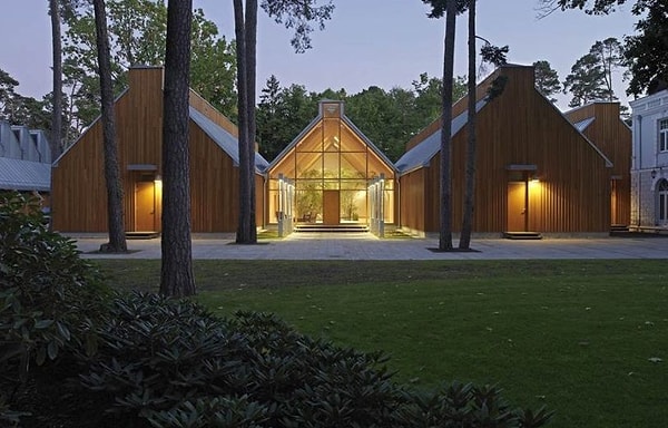 4. У виллы площадью 2387 кв. метров есть еще и прилегающий земельный участок в 10 152 кв. метров, на котором можно увидеть несколько дополнительных домиков