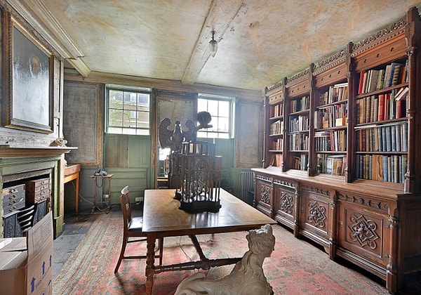 3. Дом, построенный при правлении Георга II, смог сохранить в себе старинную мебель, древние фолианты и предметы искусства