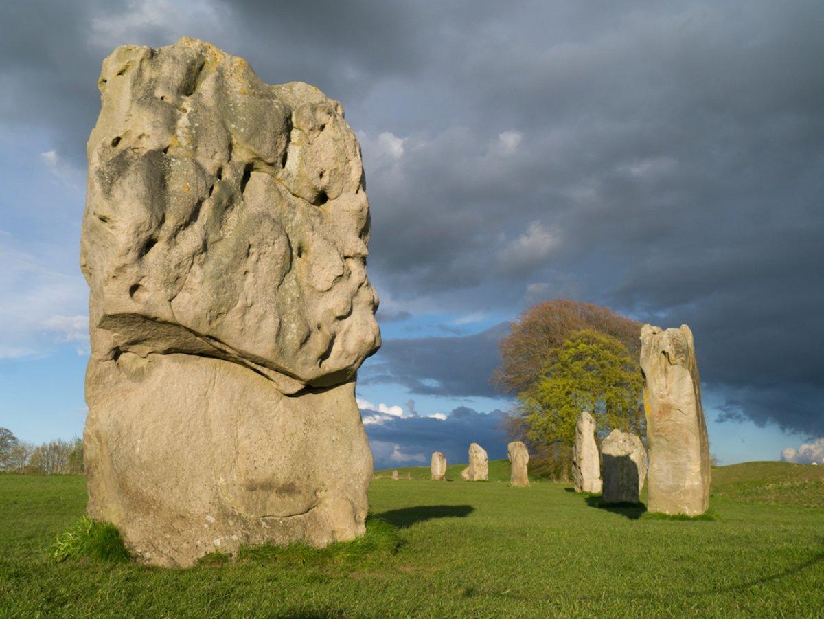 15 stones. Стоунхендж - Эйвбери, Великобритания. Кромлех Эйвбери. Мегалитические памятники Стоунхендж и Эйвбери, Великобритания. Каменный круг Эйвбери.