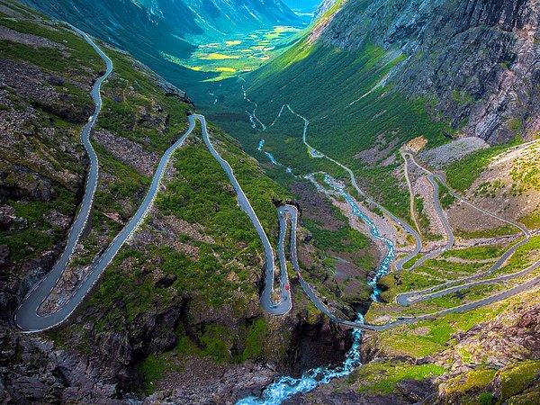 23. Trollstigen Yolu Norveç'in dar ve uçurum kenarında giden dağ yollarından biri. Her yer şelaleler, derinlemesine karaya girmiş körfezler ve yemyeşil vadilerle kaplı.