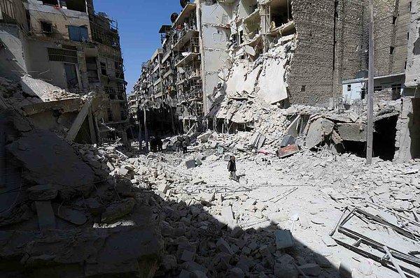 Halep'in Shaar mahallesinde Suriye Ordusu'nun hava saldırısından geriye kalan yıkıntılar