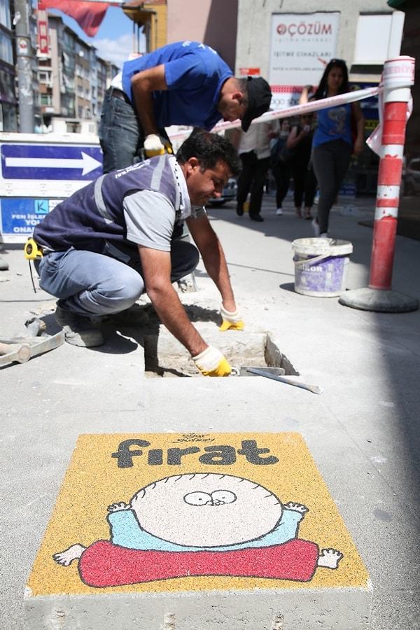 Kadıköy'de kaldırımları süsleyen karikatürlerde Uğur Gürsoy'un Fırat, Gürcan Yurt'un Robinson Crusoe ve Cuma karikatürü de yer alıyor