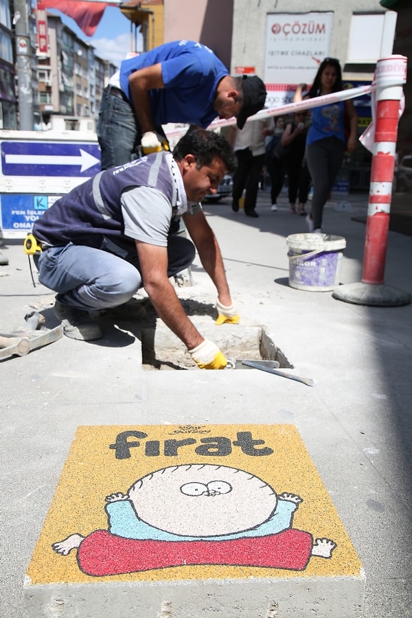 Kadıköy'de kaldırımları süsleyen karikatürlerde Uğur Gürsoy'un Fırat, Gürcan Yurt'un Robinson Crusoe ve Cuma karikatürü de yer alıyor