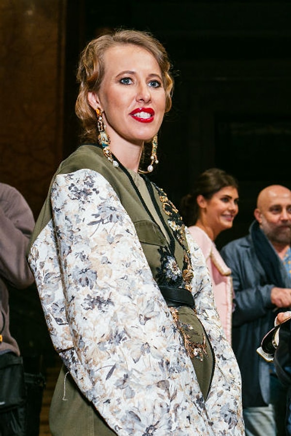 2. Наряд, выбранный Ксенией для этого вечера, демонстрировал округлившуюся фигуру ведущей