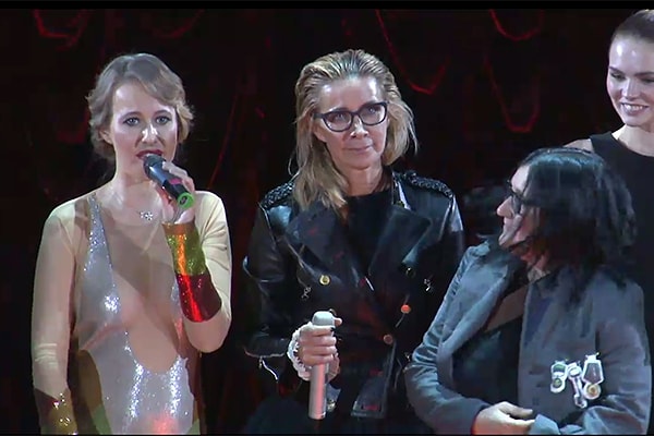 8. На слова подруги и жест Малахова Собчак отреагировала лишь улыбкой