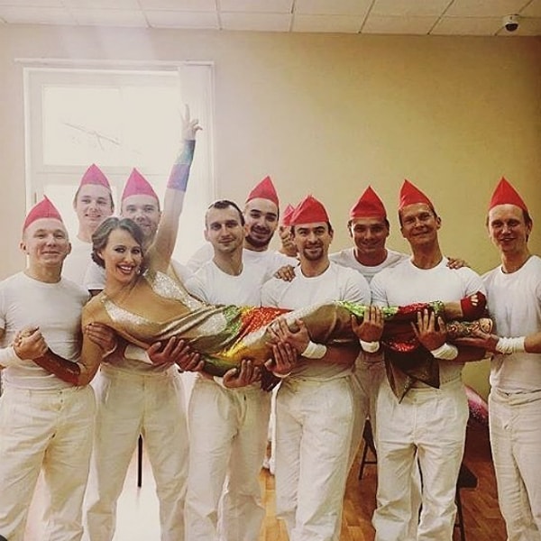 9. Что интересно, так называемая беременность, не помешала совершить несколько акробатических трюков в начале церемонии