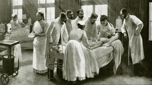 Bununla birlikte, birinci kliniğin kötü ünü yüzünden Semmelweis büyük sıkıntılarla karşı karşıya kalmış.
