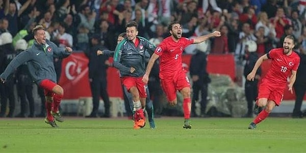 Finaldesin! Rakip kupa kazanmak için bu sefer and içmiş olan İngiltere! Hangi taktikle çıkacaksın?