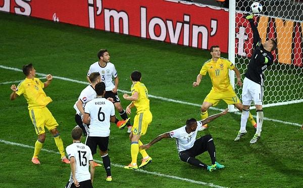 Maçın ilk yarısında Neuer önemli kurtarışlara imza attı