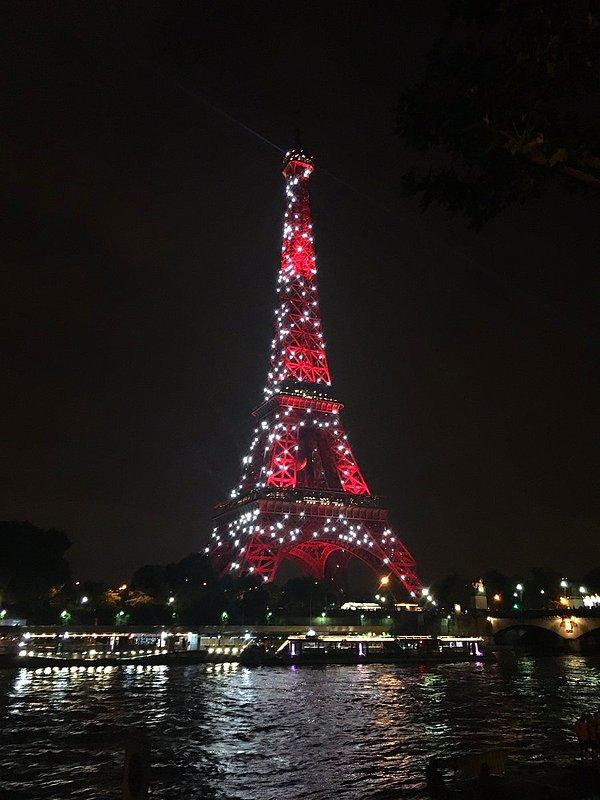 Eiffel'i kırmızı beyaza boyadık. İyi ki varsınız :)