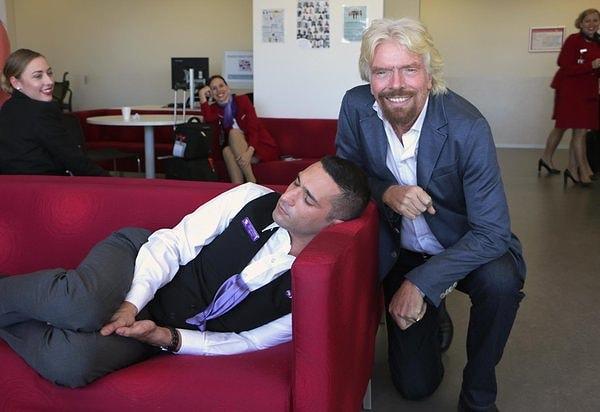 Dünyanın en zengin işadamlarıdan, Virgin Havayolları'nın sahibi Richard Branson, çalışanını uyurken yakalayınca talihsiz çalışan ile bu kareyi Twitter hesabında paylaştı.