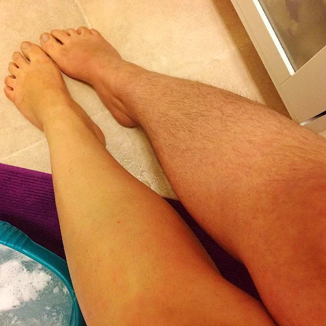 Зачем брить ноги. Ножки мужские. Мужские ноги. Гладкие мужские ноги.
