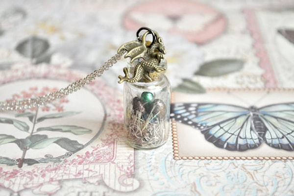 8. Изящная подвеска с драконьими яйцами