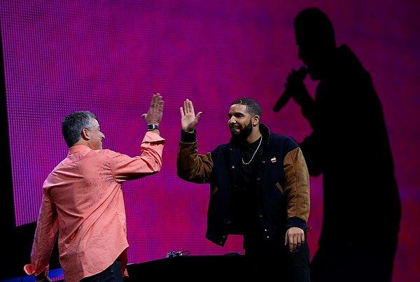 8. Ama Drake'in WWDC 2015'te giydiği ceket bu koleksiyonun bir parçası değil, o akşamki ceket 1990'lı yıllarda çalışanlar tarafından özel olarak hazırlanmıştı.