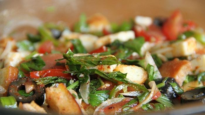 Suriye Mutfağının Salata Anlayışı Fazlasıyla Doyurucu! Bol Pideli Salata: Fettuş Tarifi
