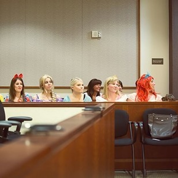 2. Когда остальные сотрудники социальной службы услышали о желании девочки быть одетой, как Золушка, на финальном слушании, они тут же включились в дело.