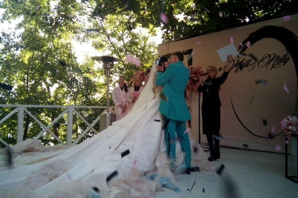 9. После произнесения торжественных клятв, Нелли и Кирилл обменялись кольцами, и жених поднял невесту на руки