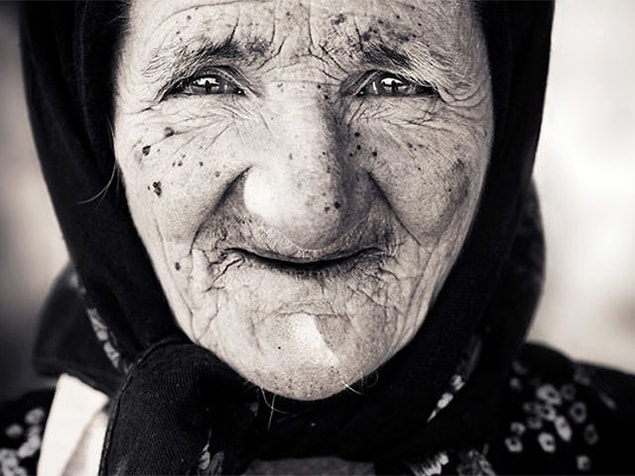 4. Bu yaşlı teyzenin nasıl hissettiğini bize söyler misin?