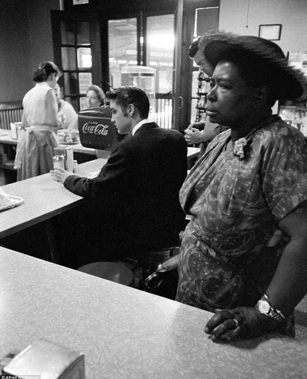 7. 1956, Elvis Presley bir mekanda yemeğini bekliyor. Siyahi kadın ise yasalar gereği ayakta beklemek zorunda.