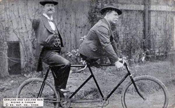 9. Kolları olmayan Charles B. Tripp ve bacakları olmayan Eli Bowen bisiklete binerken. 1890lar.